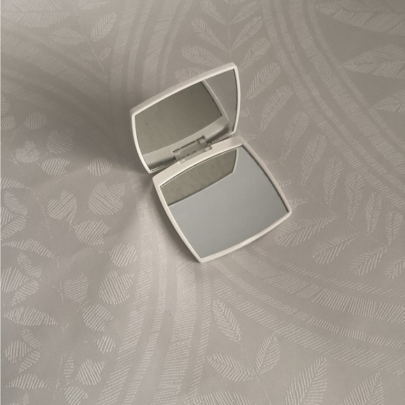 NEW CHANEL White Compact Mirror - Picture 4 of 9